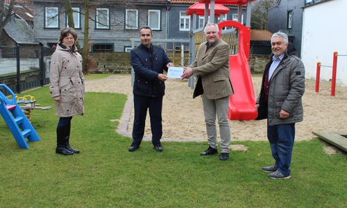 Von links: Claudia Reichardt (Paritätischer), Elaaddin Yasaroglu (BIZ), Dr. Volker Bullwinkel (Paritätischer) und  Isa Cicek (BIZ) auf dem Spielplatz der Kindertagespflege.