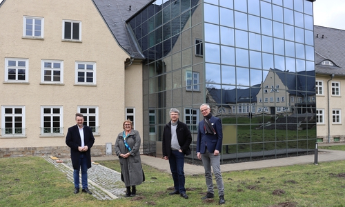Vor dem Fakultätsgebäude „Am Exer 6“ (von links): Wolfenbüttels Bürgermeister Ivica Lukanic, Ostfalia-Präsidentin Prof. Dr. Rosemarie Karger, Roland Distler, Leiter des Dezernats für Gebäudemanagement an der Ostfalia sowie Prof. Dr. Georg Kortendieck, Dekan der Fakultät Soziale Arbeit.