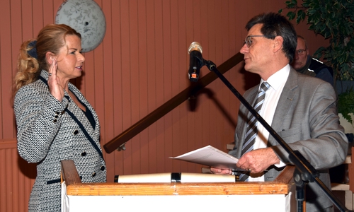 Oberbürgermeisterin Urte Schwerdtner hebt die Hand zum Amtseid, den Bürgermeister Axel Siebe ihr abnimmt.