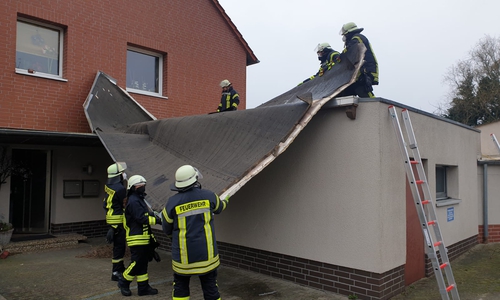 Auch in Groß Twülpstedt hatte sich ein Dach gelöst.