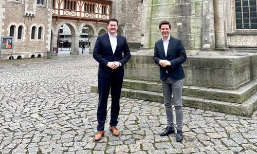 Oberbürgermeister Dr. Thorsten Kornblum (li.) mit Regionspräsident Steffen Krach.