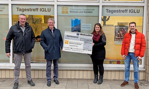 (v.l.n.r.): ›Wiederaufbau‹-Vorstände Torsten  Böttcher  und  Heinz-Joachim  Westphal,  Sozialarbeiterin  im  Tagestreff  IGLU  Viola  Weihe  und  Regionalleiter  der  Diakonischen  Gesellschaft Wohnen und Beraten Michael Bahn.