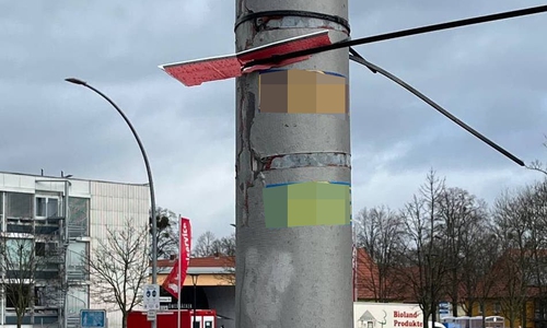 So sieht es am Laternenmast einen Tag nach unserer Berichterstattung aus.