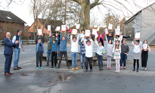 Stefan Honrath (li.) gratuliert den "fitten Bienen" der Hainwaldschule Vöhrum und Klassenlehrer Jörg Franz (2. v. li.), zum Sieg in der Direktion Peine bei step BraWo.  