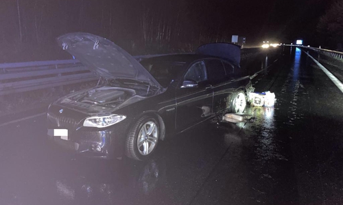 Das Auto kam entgegen der Fahrtrichtung mitten auf der A39 zum Stehen.