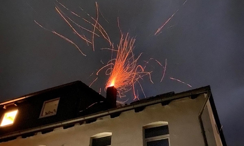 Funkenflug über dem Schornstein.