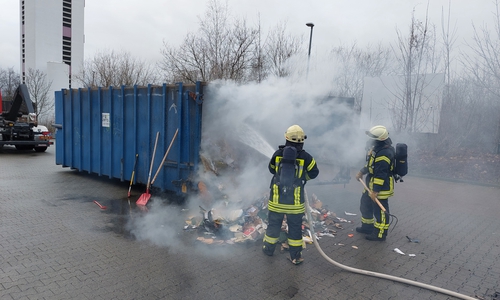  Der Container konnte von einem Fahrzeug an den Haken genommen werden und brennend aus der Gefahrenzone gezogen werden. Ferner gab es noch zwei weitere Einsätze.