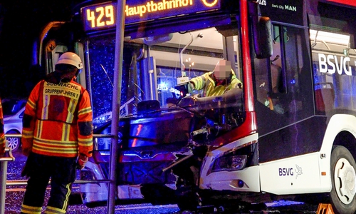 Der verunfallte Bus am Hauptbahnhof.