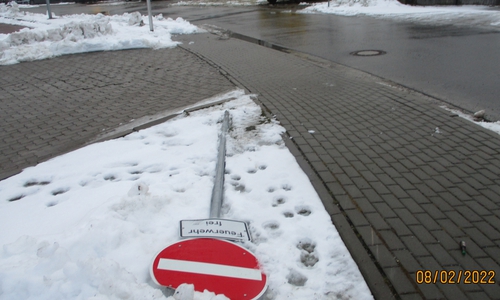 Jemand hat dieses Verkehrsschild umgefahren.