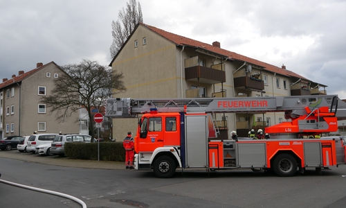 Die Feuerwehr musste eine Person aus der brennenden Wohnung retten.