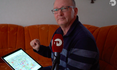 Volker Weinlich malt Bilder auf Karten, die mit dem Fahrrad erkundet werden können. 