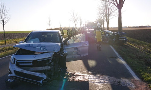 Beide Autos wurden erheblich beschädigt.