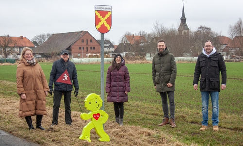 von links: Heidemarie Brackmann, Heinrich F. Biller, Claudia Clod von der SPD Groß Stöckheim, Anwohner Tim Hennecke und Ortsbürgermeister Michael Hofmann.