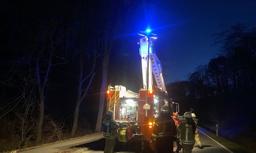 Der Ast drohte auf den Fahrradweg zu stürtzen.