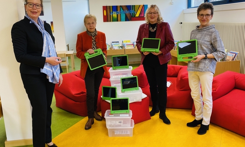 Nicole Mölling (l.), Leitung der Direktion Salzgitter der Volksbank BraWo, bei der Präsentation der Mediapads in der Stadtbibliothek Salzgitter durch Karin Verstegen (Vorsitzende der Bibliotheksgesellschaft Salzgitter, 2.v.l.), Ideengeberin Barbara Henning und Sylvia Fiedler, Leiterin der Stadtbibliothek. 