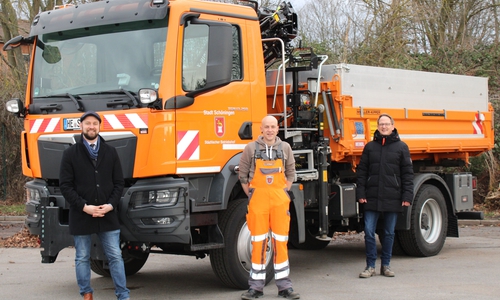 (v.li.) Bürgermeister Malte Schneider, Vorarbeiter Bernd Segger und Betriebsleiter Bernd Seelig  vor dem neuen Kranfahrzeug des Städtischen Betriebshofes.