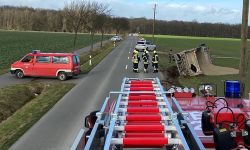 Der LKW war von der Straße abgekommen und umgekippt.