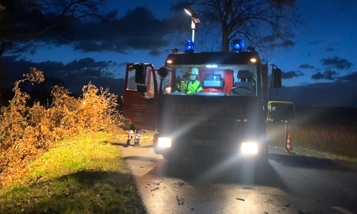Die freiwilligen Feuerwehren in Gifhorn sind seit 1:30 Uhr im Einsatz, wie hier bei Adenbüttel.