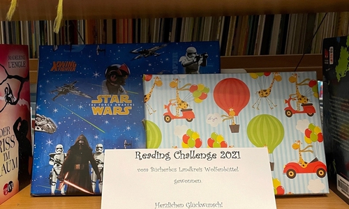 Noch stehen die Preise verpackt im Bücherregal, bald halten die Gewinnerinnen und Gewinner der Reading Challenge diese in den Händen.