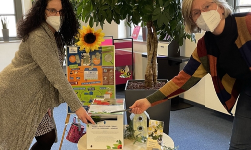 Daniela Bergmann-Baczynski (l.) und Cornelia Schilling, Vorsitzende des NABU Wolfenbüttel mit der neuen Sammelbox in der Stadtbücherei.