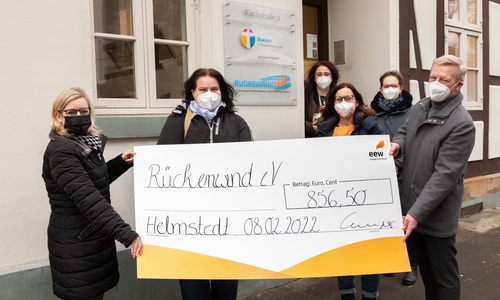 Eine Spende in Höhe von 856,50 Euro überreichten Bernard M. Kemper, Vorsitzender der Geschäftsführung der EEW Energy from Waste GmbH (EEW), (rechts) und Birgit Fröhlig, Vorsitzende des EEW-Betriebsrats, (links) an die Vorstandsvorsitzende des Vereins Rückenwind e.V. in Helmstedt, Katja Georgi. (Dritte von rechts) Mit ihr freuten sich Rückenwind-Vorstandsmitglied Manuela Dittrich (Zweite von rechts) und Rückenwind-Beraterin Michaela Siano (Dritte von links) ebenso über die Spende, wie EEW-Mitarbeiterin und Initiatorin Daniela Schwarzer (Zweite von links).