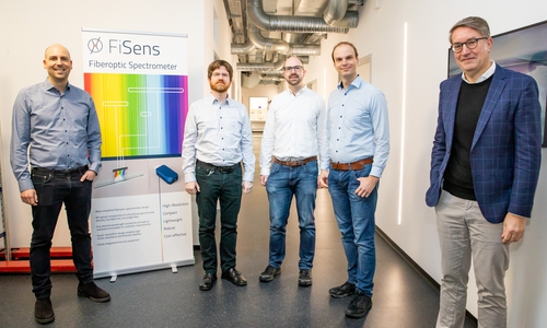 von rechts: Wirtschaftsförderer Gerold Leppa gratulierte Dr. Christian Waltermann, Dr. Jan Koch, Dr. Wolfgang Schippers und Philip Gühlke zur erneuten Investitionsförderung für ihre FiSens GmbH.