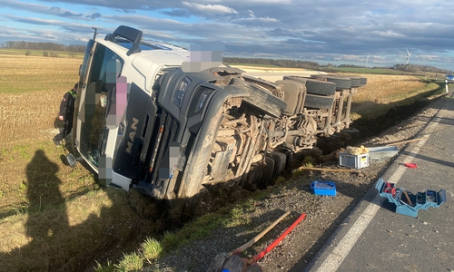 Der LKW kam auf der Seite zum Liegen.
