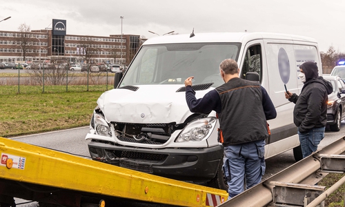Der kaputte Transporter wird abgeschleppt.