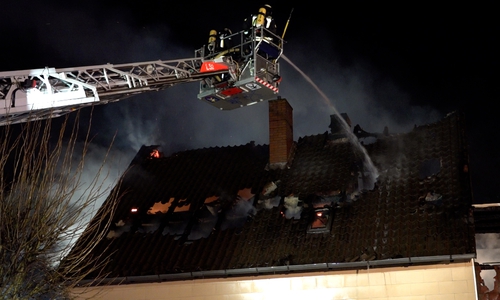 Die Feuerwehr löschte mit Hilfe der Drehleiter.