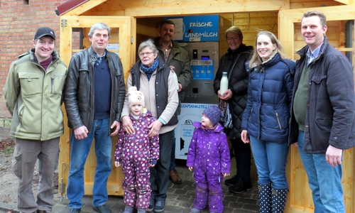 An der neuen Milchtankstelle in Essehof: Betreiber Sebastian Rautmann, Ortsbürgermeisterin Renate Schmidt und Bürgermeister Andreas Busch (v.l.).