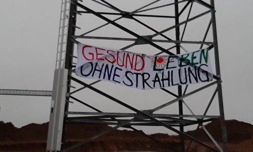 Der Funkturm in Eilum mit einem Transparent.
