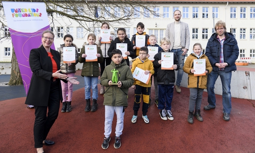Nicole Mölling übergab den Schülerinnen und Schülern der "Black Knights" der Grundschule Am Ziesberg den Pokal für den Sieg bei step BraWo in der Direktion Salzgitter. Unterstützt wurden die Kinder von Schulleiter Markus Mertens (oben, Mitte) und Klassenlehrer David Exner (rechts).  