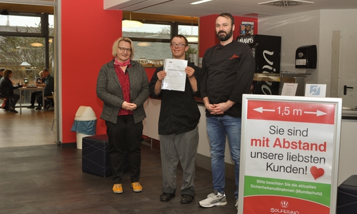 Im Bild (von links): Corina Bornecke, Geschäftsführerin des Solferino, ist stolz auf ihren Azubi Thomas Ebeling, der das Zeugnis seiner abgeschlossenen Ausbildung in den Händen hält. Ebenso stolz ist Küchenchef Fabian Nestle. 