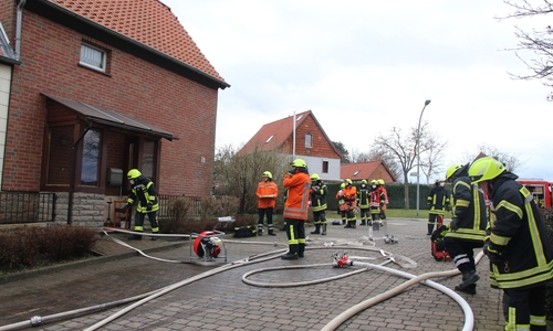Die Feuerwehr löschte ein Feuer in einem Kellerraum.