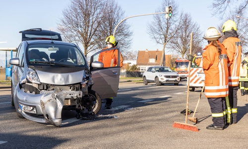 Der silberne Kleinwagen wurde komplett zerstört.