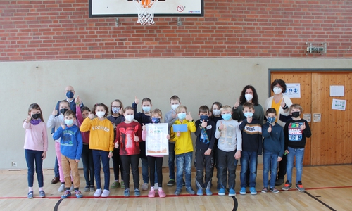 Stefan Honrath (hinten links), Botschafter von United Kids Foundations und Leitung der Direktion Peine der Volksbank BraWo, übergab die Siegerurkunde und das Preisgeld an die Klasse 3 der Grundschule Dungelbeck sowie Schulleiterin Andrea Hintz (2.v.l.) und Klassenlehrerin Yvette Kirchner. 