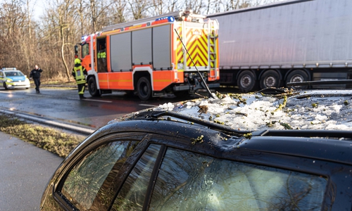 Das vom Baum getroffene Auto im Vordergrund - hinten der festgefahrene LKW.