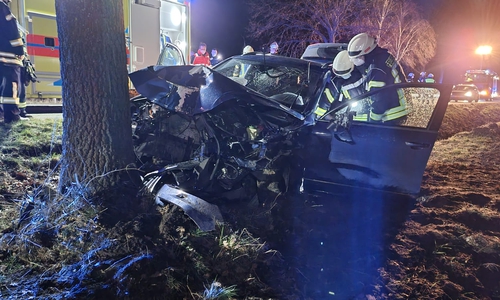 Das Auto war gegen einen Baum gekracht.