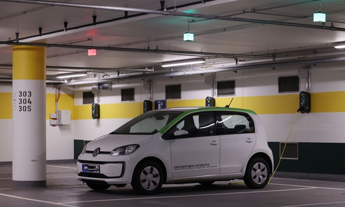 LED-Würfel in der Tiefgarage im Rathaus zeigen Belegstatus von Parkplätzen.