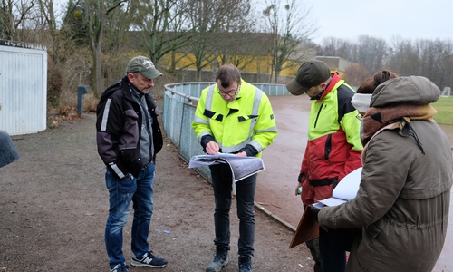 Schulhausmeister Darius Palenga, Jürgen Hilbert (Projektleitung der Firma Depenbrock Bau), Tobias Böhm (Fachbetrieb für Baumpflege und Seilklettertechnik) und Stephanie Langer (Fachtechnikerin in der unteren Naturschutzbehörde des Landkreises) (von links) machen eine letzte Bestandsaufnahme und markieren die zu fällenden Bäume. Im Sommer soll in direkter Nachbarschaft zum aktuellen Schulzentrum der Neubau entstehen.