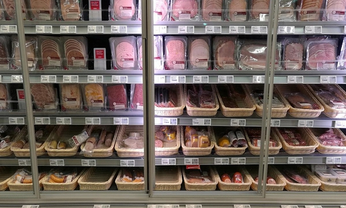 Fleisch und Wurst im Supermarkt.