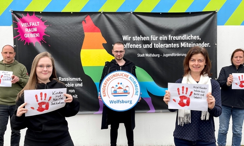 Foto (v.l.n.r.): Dirk Pennewitz, Annabell Blender, Marten Müller, Katrin Dedolf und Bianca Liegner vom Kinder- und Jugendbüro sagen Nein zur Rekrutierung und zum Einsatz von Kindersoldaten.