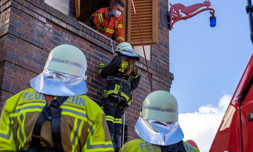 Die neuen Feuerwehrleute machen ihre "Grundausbildung".