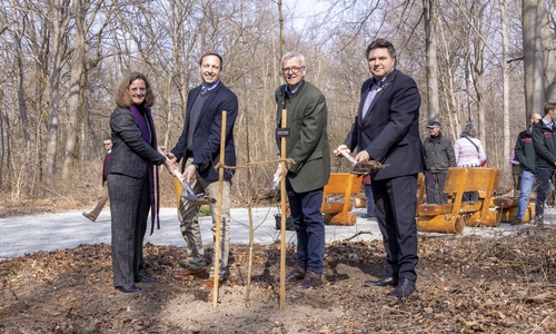 Anja Goller, Generalvikarin des Katholischen Bistums der Alt-Katholiken, FriedWald-Geschäftsleiter Matthias Laufer, Dr. Klaus Merker, Präsident der Niedersächsischen Landesforsten, und der stellvertretende Landrat Uwe Schäfer eröffnen den FriedWald Wolfenbüttel mit der Pflanzung des Eröffnungsbaums (v. li.).