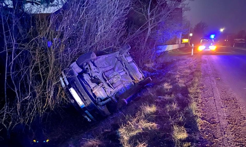 Das Auto landete kopfüber im Graben.