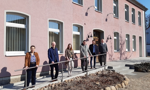 Weihten das neue Beratungshaus in Wittingen ein: Christine Gehrmann (Gleichstellungsbeauftragte des Landkreises Gifhorn), Rolf Schee (Sozialpsychiatrischer Dienst, Landkreis Gifhorn), Saskia Rusch (Beratungsservice Soziales Landkreis Gifhorn), Landrat Tobias Heilmann, Andreas Ritter (Bürgermeister Stadt Wittingen) und Kreisrat Rolf Amelsberg (v. li.). 