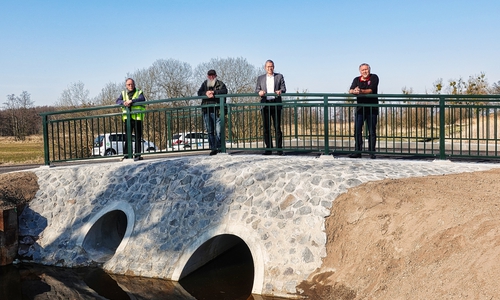 Nahmen den Brückenneubau in Augenschein: (von links) Harri Hillert, Leiter der Abteilung Straßenbetrieb bei der Stadt, Jörg Lindmüller von der Feldmarkinteressentschaft, Stadtbaurat Kai-Uwe Hirschheide und Oliver Iversen, Leiter Geschäftsbereich Straßenbau.