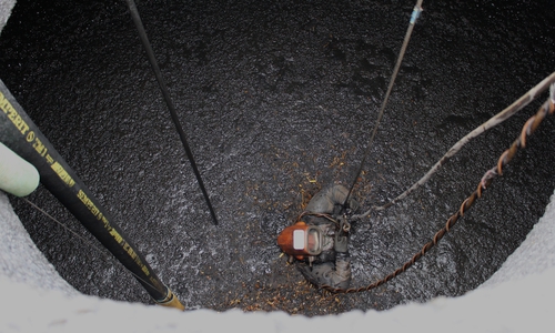 Absolute Nullsicht: Im schwarzen Faulschlamm sind die Männer abgetaucht. 