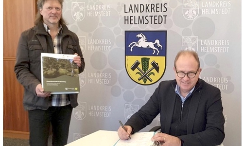 Bei der Unterzeichnung des Antrages: Leiter Fred Braumann (links) und Landrat Gerhard Radeck.