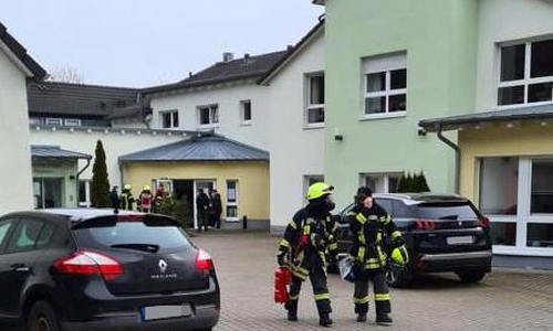 Die Feuerwehr wurde in ein Alten- und Pflegeheim alarmiert.